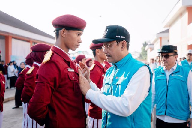Menteri Sosial Saifullah Yusuf (Gus Ipul) apresiasi kolaborasi BNI lewat program Sahabat Sekolah Rakyat di SRT 3 Makassar untuk dukung literasi dan kemandirian siswa, Jumat (25/9/2026). Foto: Dok. Kemensos