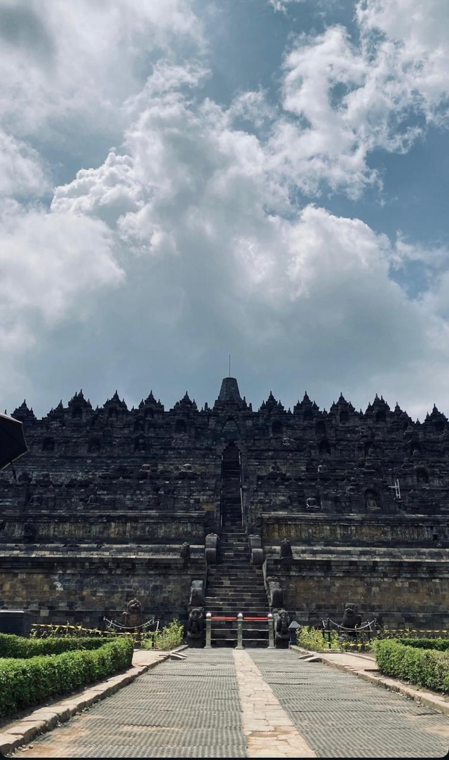 Kemegahan Candi Borobudur sebagai salah satu warisan budaya Indonesia. (Dokumentasi pribadi)