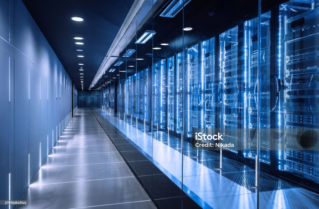 Ilustrasi Gambar Infrastruktur Server ( Sumber : https://www.istockphoto.com/id/foto/pusat-data-berteknologi-tinggi-dengan-rak-server-gm2195684944-613751352?utm_source=pixabay&utm_medium=affiliate&utm_campaign=sponsored_image&utm_content=srp_topbanner_media&utm_term=server )