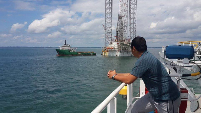 Dalam sebuah operasi rig move di perairan Teluk Bintuni, Blok Tangguh, Papua Barat, bersama operasi offshore British Petroleum. Sumber Foto : Dokumentasi Pribadi
