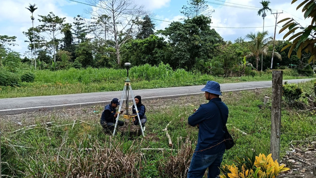 Tim Ekspedisi Patriot memasang GNSS untuk pemetaan kawasan Transmigrasi Senggi, Kabupaten Keerom, Papua
