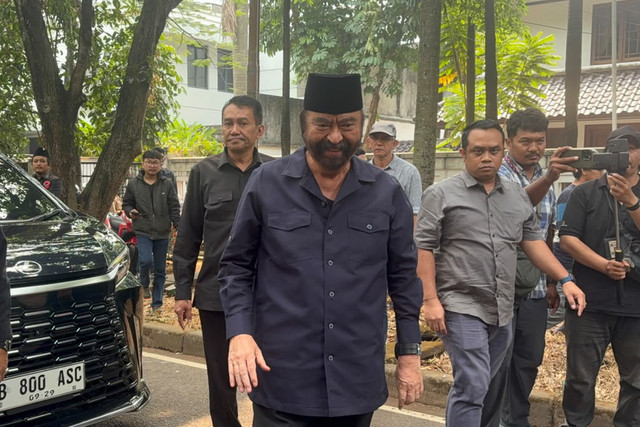 Ketua Umum Partai NasDem Surya Paloh tiba di Rumah Duka Guruh Soekarnoputra di Jalan Sriwijaya Jaksel, Sabtu (26/9/2026). Foto: Kevin Daniel/kumparan