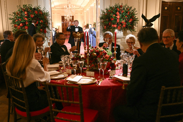 Presiden AS Donald Trump mengangkat gelas untuk bersulang dalam jamuan makan malam kenegaraan bagi Presiden Tiongkok Xi Jinping di Gedung Putih, Washington, Kamis (24/9/2026). Foto: Brendan Smialowski / AFP