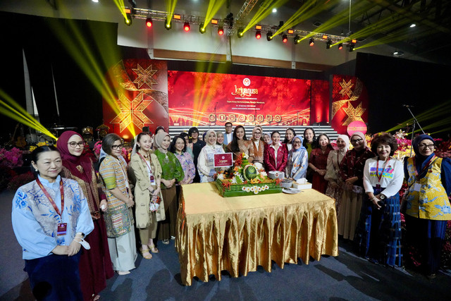 Ketua Harian Dekranas Tri Tito Karnavian gelar tumpengan dan gladi bersih jelang pembukaan Pameran Kriyanusa 2026 di JICC Senayan, Jakarta, Jumat (25/9/2026). Foto: Dok. Kemendagri