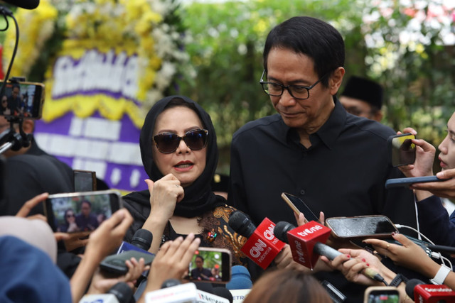 Addie MS dan sang istri Meidyana Maimunah (Memes) di rumah duka almarhum Guruh Soekarnoputra di Jalan Sriwijaya Raya, Jakarta Selatan, Sabtu (26/9/2026). Foto: Syawal Febrian Darisman/kumparan