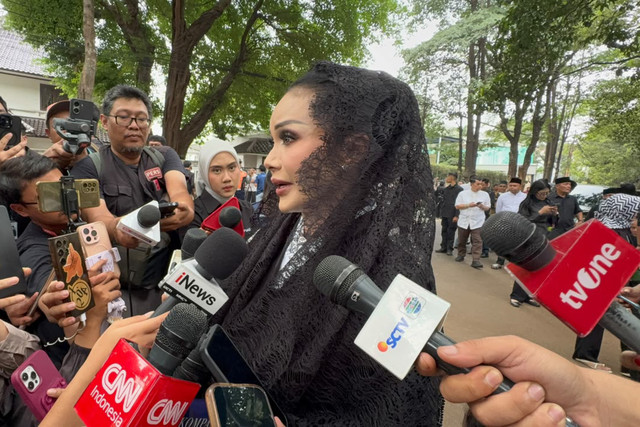 Penyanyi sekaligus mantan anggota DPR RI Komisi IX Krisdayanti dalam jumpa pers usai melayat di rumah duka Guruh Soekarnoputra di Jalan Sriwijaya Jaksel, Sabtu (26/9/2026). Foto: Kevin Daniel/kumparan
