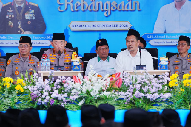 Kapolri Jenderal Listyo Sigit Prabowo menghadiri 'Ngaji Kebangsaan' bersama KH Ahmad Bahauddin Nursalim atau Gus Baha di Rembang, Jawa Tengah, Jumat (25/9/2026). Foto: Dok. Istimewa