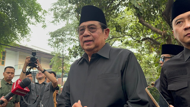 Presiden ke-6 RI Susilo Bambang Yudhoyono (SBY) dalam jumpa pers usai melayat di Rumah Duka Guruh Soekarnoputra di Jalan Sriwijaya Jaksel, Sabtu (26/9). Foto: Kevin Daniel/kumparan