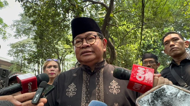 Gubernur DKI Jakarta Pramono Anung dalam jumpa pers usai melayat di Rumah Duka Guruh Soekarnoputra di Jalan Sriwijaya Jaksel, Sabtu (26/9). Foto: Kevin Daniel/kumparan