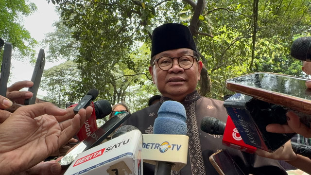 Gubernur DKI Jakarta Pramono Anung dalam jumpa pers usai melayat di Rumah Duka Guruh Soekarnoputra di Jalan Sriwijaya Jaksel, Sabtu (26/9). Foto: Kevin Daniel/kumparan
