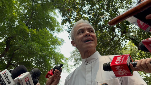 Ganjar Pranowo dalam jumpa pers usai melayat di Rumah Duka Guruh Soekarnoputra di Jalan Sriwijaya Jaksel, Sabtu (26/9). Foto: Kevin Daniel/kumparan