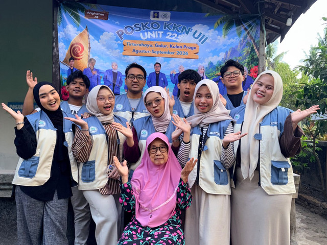 Anggota KKN UII Unit 225 bersama Ibu Posko. DOK. Pribadi