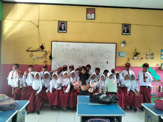 Gambar guru dan siswa pada saat peringatan Hari Guru Sumber:foto pribadi