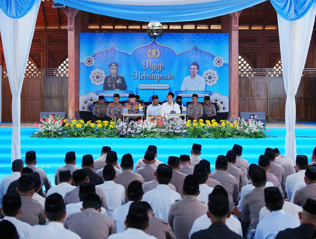 Kapolri Jenderal Polisi Listyo Sigit Prabowo tekankan pentingnya sinergi antara ulama dan umara dalam membangun bangsa saat hadiri Ngaji Kebangsaan bersama Gus Baha di Rembang, Jawa Tengah, Sabtu (26/9/2026). Foto: Dok. Polri