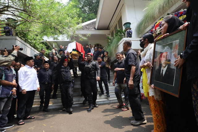 Jenazah Guruh Soekarnoputra bersiap menuju pemakaman di Jalan Sriwijaya Raya, Jakarta Selatan, Sabtu (26/9/2026). Foto: Syawal Darisman/kumparan
