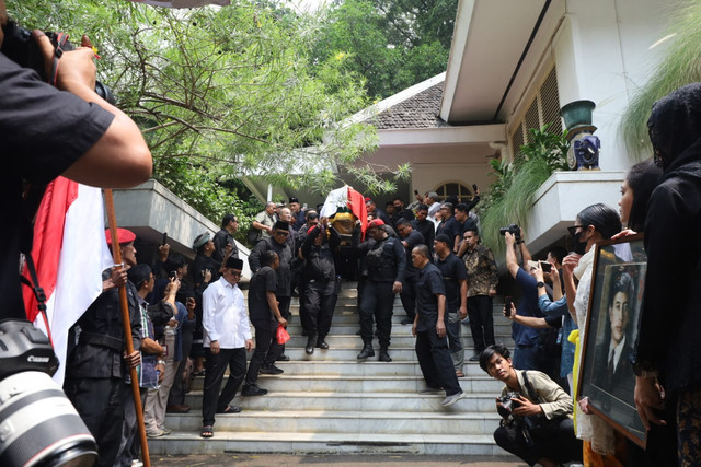 Jenazah Guruh Soekarnoputra bersiap menuju pemakaman di Jalan Sriwijaya Raya, Jakarta Selatan, Sabtu (26/9/2026). Foto: Syawal Darisman/kumparan