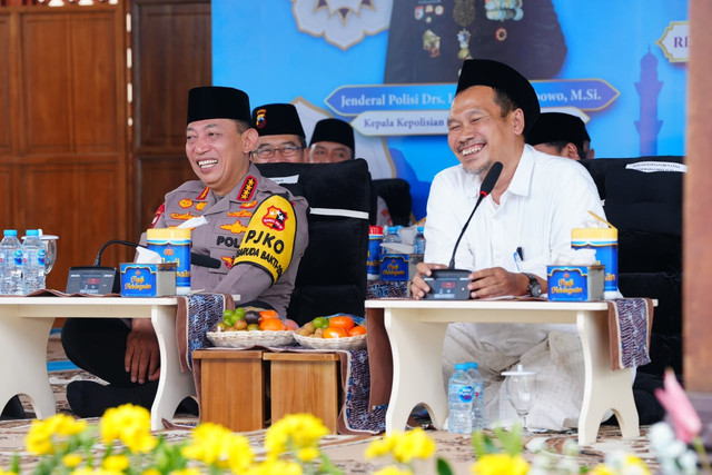 Kapolri Jenderal Polisi Listyo Sigit Prabowo ajak ulama dan umara perkuat persatuan dan kolaborasi untuk kemajuan bangsa dalam Ngaji Kebangsaan bersama Gus Baha di Rembang, Sabtu (26/9/2026). Foto: Dok. Polri