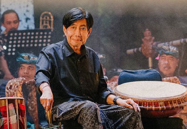 Almarhum Guruh Soekarnoputra saat tampil di Synchronize Fest 2025. Foto: X/ @synchronizefest