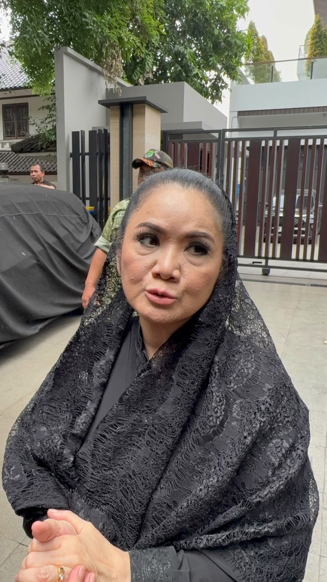 Vina Panduwinata di rumah duka Guruh Soekarnoputra, Sabtu (26/9/2026). Foto: Aprilandika Pratama/kumparan
