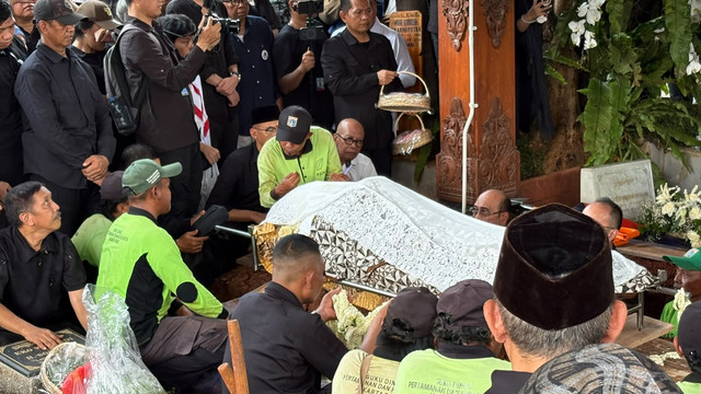 Prosesi pemakaman Guruh Soekarnoputra di TPU Karet Bivak Jakarta, Sabtu (26/9/2026). Foto: Aprilandika Pratama/kumparan