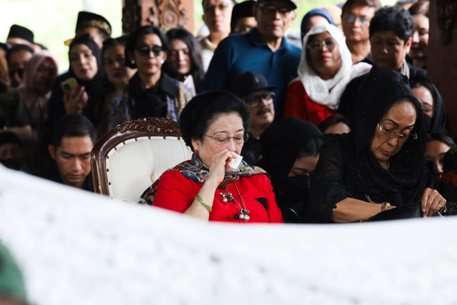 Megawati melihat prosesi pemakaman Guruh Soekarnoputra di TPU Karet Bivak, Jakarta, Sabtu (26/9/2026). Foto: Syawal Febrian Darisman/kumparan