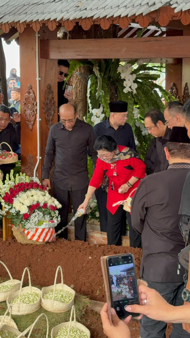 Momen Megawati menabur bunga makam Guruh Soekarnoputra di TPU Karet Bivak, Jakarta, Sabtu (26/9/2026). Foto: Aprilandika Pratama/kumparan