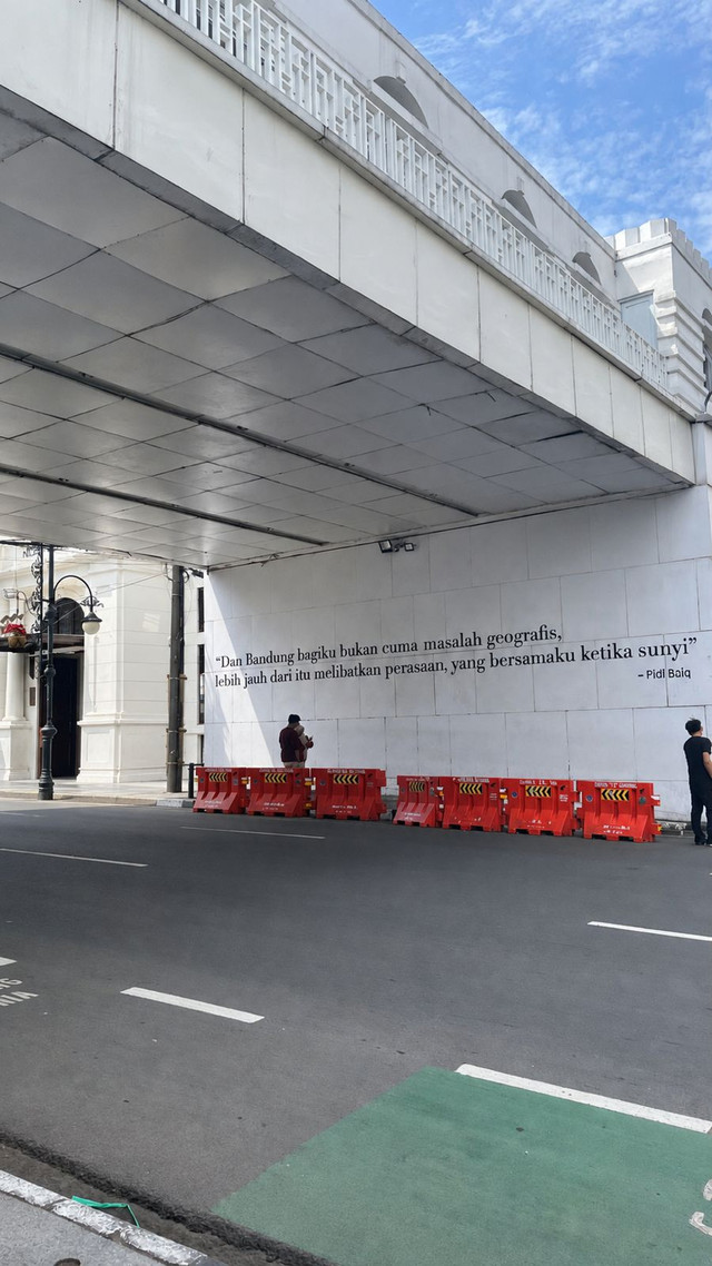 Tulisan karya Pidi Baiq yang berada di kawasan Jalan Asia Afrika, Kota Bandung. Foto: Dokumentasi Pribadi.