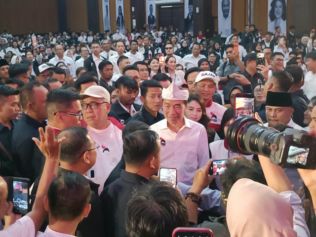 Presiden RI Ke-7, Joko Widodo, saat menghadiri Rapat Koordinasi Daerah DPD PSI Kota Bandung di Grand Pasundan Convention, Kota Bandung, Sabtu (26/9/2026). Foto: Abisatya/kumparan