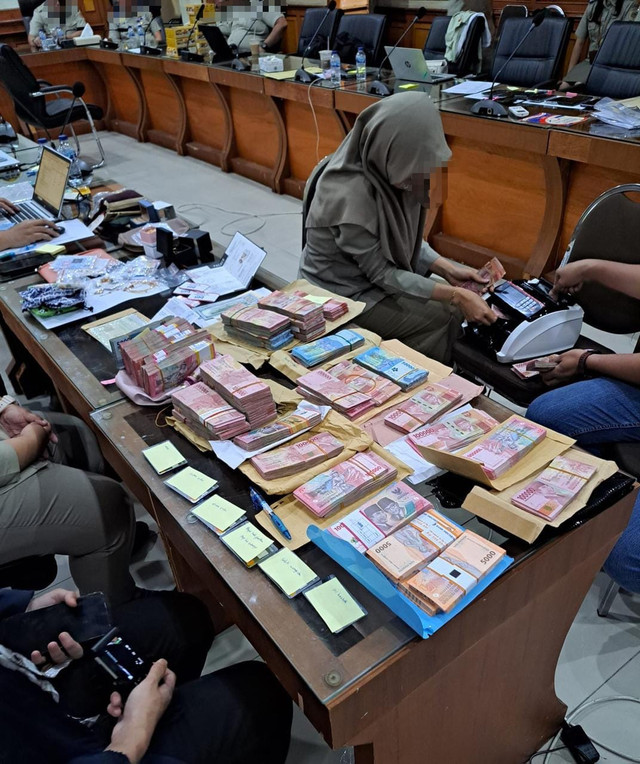 Hasil penggeledahan KPK di Kanwil BPN Jawa Timur, KPK menyita sejumlah uang dan perhiasan diduga emas. Foto: Dok. Humas KPK