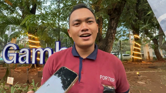 Ahmad (25), seorang porter yang telah bekerja sekitar empat tahun di Stasiun Gambir, Jakarta Pusat, Sabtu (26/9/2026). Foto: Zahira Hilman/kumparan