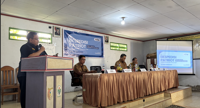 Sambutan Ketua Tim Ekspedisi Patriot UNAIR saat Kegiatan FGD di Balai Desa Makmur, Kecamatan Palolo, Kabupaten Sigi (Selasa, 1/9/2026) (sumber: pribadi)