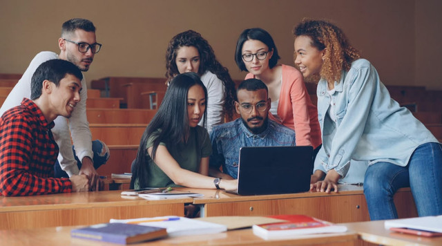 Ilustrasi siswa berdiskusi dan bekerja sama dalam proses pembelajaran. Foto: Vitaly Gariev/Unsplash.