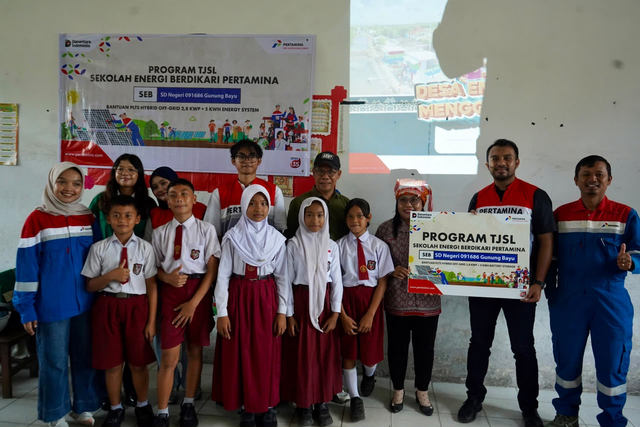 Pertamina NRE melalui program Sekolah Energi Berdikari salurkan fasilitas energi surya, sumber air bersih, dan sanitasi kepada SDN 091686 Gunung Bayu Kecamatan Bosar Maligas, Kabupaten Simalungun, Sumatera Utara pada Kamis, (24/9). Foto: Dok. Pertamina