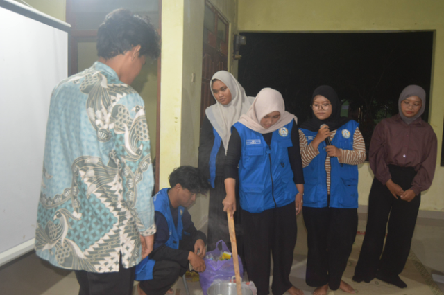 Mahasiswa KKNR-12997 UNY 2026 mendemonstrasikan pembuatan paving block berbasis limbah plastik dan oli bekas kepada masyarakat Padukuhan Butuh.