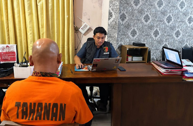 Polisi menangkap KS, guru olahraga di salah satu SMPN di Situbondo yang diduga mencabuli muridnya. Foto: Dok. Istimewa