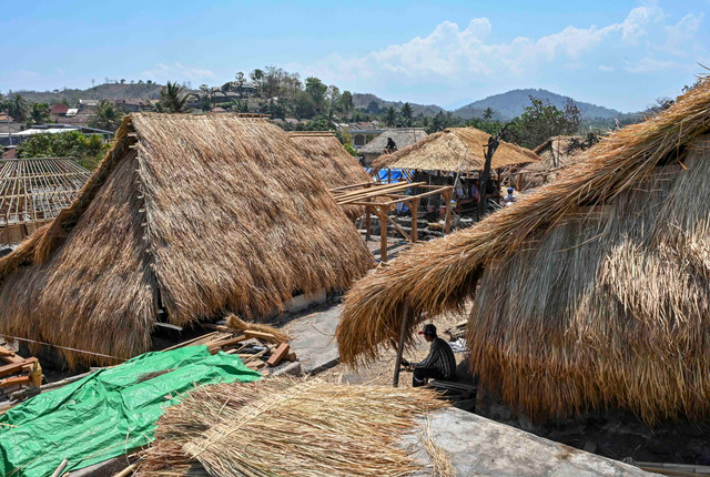 Warga menyiapkan rangka atap dari bambu untuk bangunan rumah adat pascakebaran di Kampung adat Sade, Desa Rembitan, Kecamatan Pujut, Praya, Lombok Tengah, NTB, Sabtu (26/9/2026). Foto: Ahmad Subaidi/ANTARA FOTO
