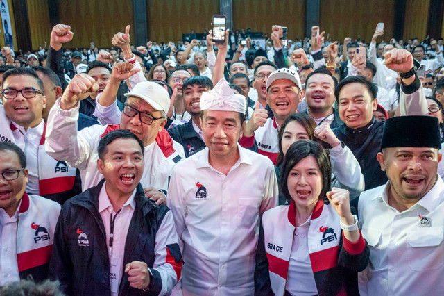 Presiden ke-7 RI Joko Widodo (tengah) didampingi Grace Natalie (kedua kanan) dan jajaran pengurus berfoto bersama anggota usai Rakorda DPD PSI di Bandung, Jawa Barat, Sabtu (26/9/2026). Foto: Abdan Syakura/ANTARA FOTO