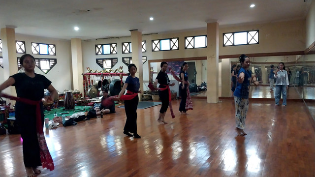 Latihan Tari-Sejumlah anggota BKKT UNS memperagakan gerakan Tari Mangastuti dalam latihan reguleran tari BKKT UNS, Jumat (25/9/2026). (Dok. Pribadi)