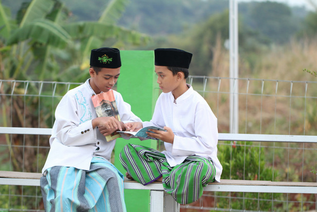 Ilustrasi santri mengikuti pengajian kitab kuning di pesantren. Foto: Muh Makhlad/Unsplash