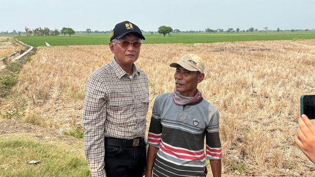 Menteri Pekerjaan Umum (PU) Dody Hanggodo melakukan inspeksi mendadak (sidak) daerah kekeringan di Desa Karangharja, Kabupaten Bekasi, Jawa Barat, Sabtu (26/7/2026). Foto: Nur Pangesti/kumparan