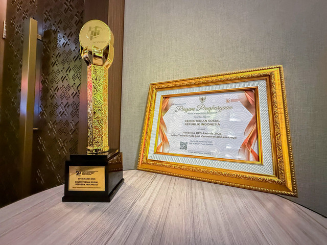 Kemensos meraih BPS Award 2026 sebagai Mitra Terbaik Kategori Kementerian/Lembaga dalam Anugerah Hari Statistik Nasional (HSN) 2026 di Jakarta Pusat, Sabtu (26/9/2026) malam. Foto: Kemensos RI