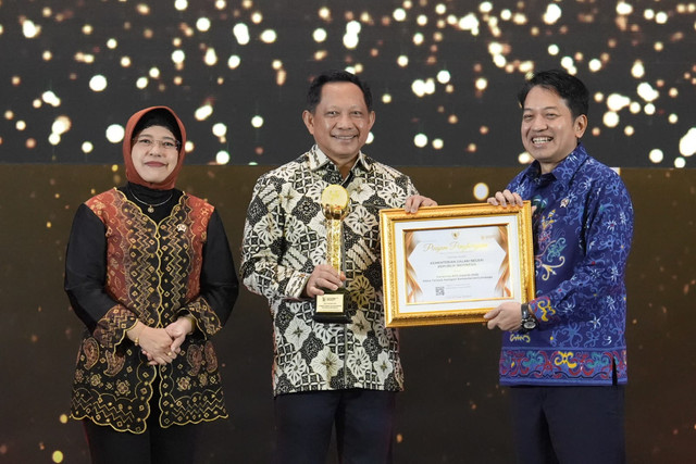 Kemendagri meraih penghargaan kategori kementerian dari Anugerah Hari Statistik Nasional Tahun 2026 yang digelar di Jakarta, Sabtu (26/9/2026) malam. Foto: Kemendagri RI