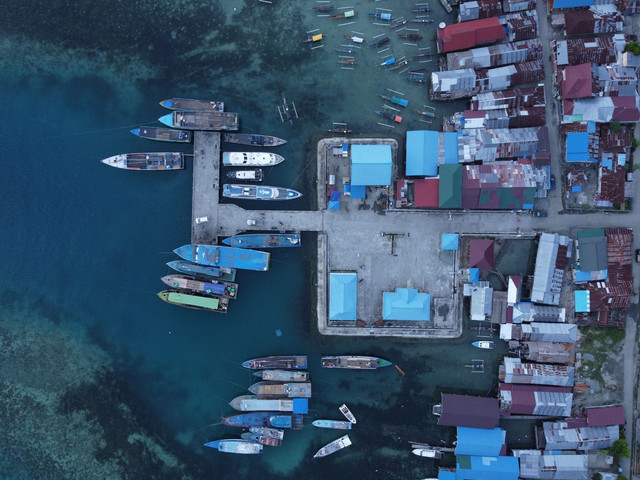 Ilustrasi kawasan pesisir dan aktivitas pelabuhan. Foto: Andriall/Pexels.