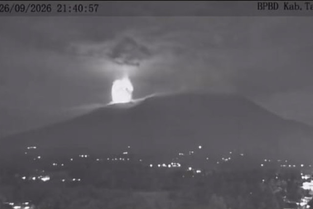 Gunung Marapi kembali meluncurkan awan panas guguran pada Sabtu (26/9/2026) malam. Foto: Instagram/ @bpbdtanahdatar