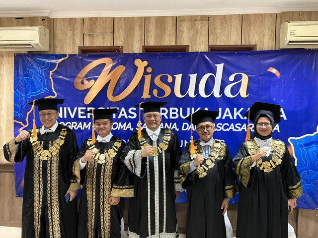 Rektor, Direktur, hingga Wakil Rektor Universitas Terbuka saat ditemui usai wisuda periode satu, Minggu (27/9/2026). Foto: Rayyan Farhansyah/kumparan