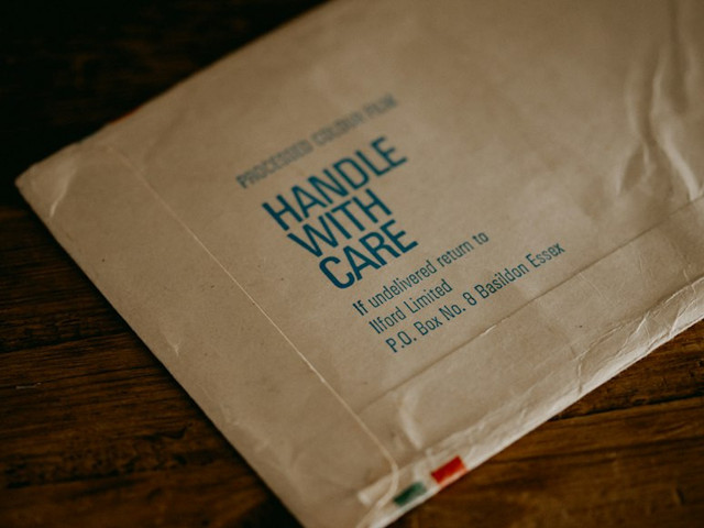 ilustrasi fragile handle with care artinya. unsplash/anniespratt