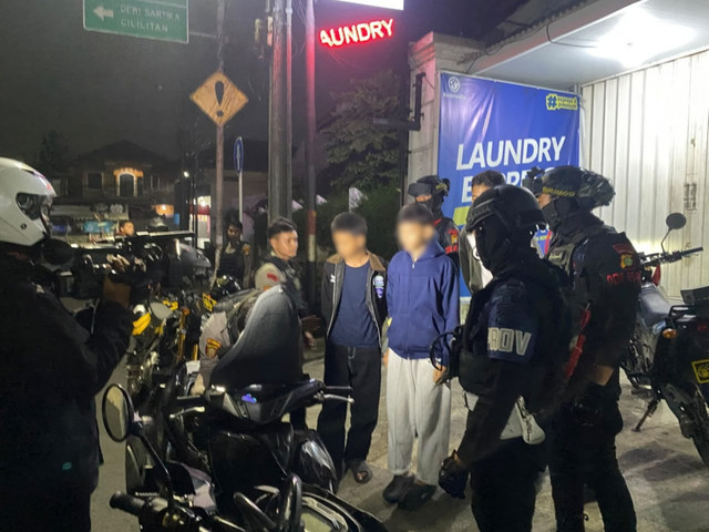 Brimob amankan 9 orang yang membawa 9 klip tembakau sinte di Cibubur. Foto: Dok. Istimewa