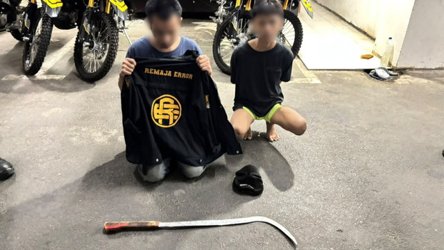 Brimob amankan dua pemuda dan celurit yang hendak dipakai tawuran di Cakung. Foto: Dok. Istimewa