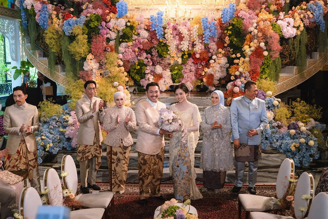 Putra Melly Goeslaw, Abbe Hoed, lamar sang kekasih. Foto: Instagram @melly_goeslaw