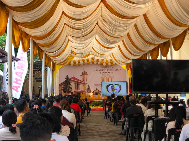 Jemaat Gereja Paroki di Aceh saat memperingati 100 tahun berdirinya. Foto: kumparan